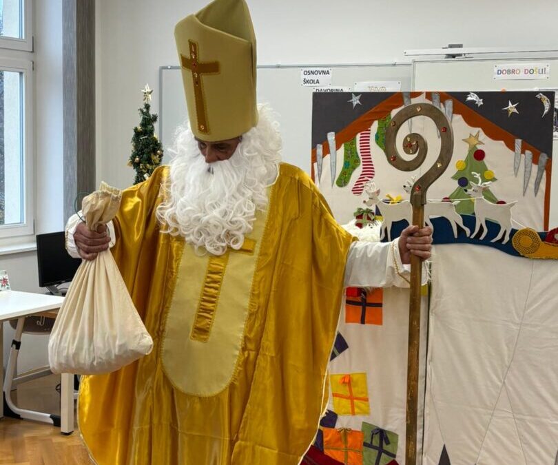 Predstava za učenike i dolazak sv. Nikole